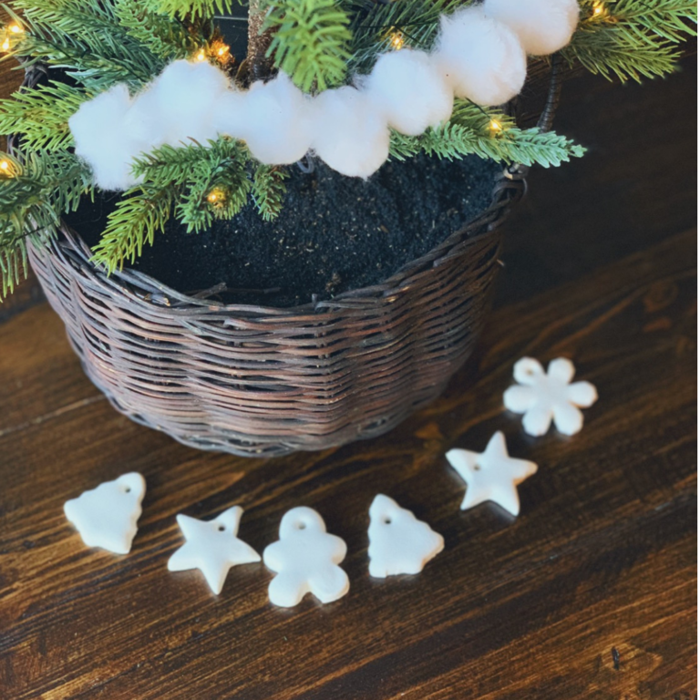 DIY tree ornaments with modeling clay. Kid friendly activity. Fiestanosiesta.com | Actividades de navidad para ninos.