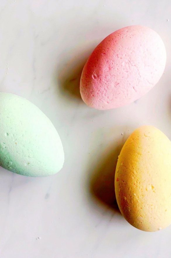 DIY large Easter egg bath bombs with a toy inside | casapizzi.com