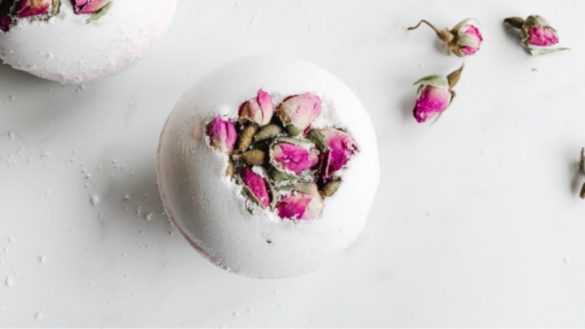 DIY rose lavender vanilla bath bombs | casapizzi.com