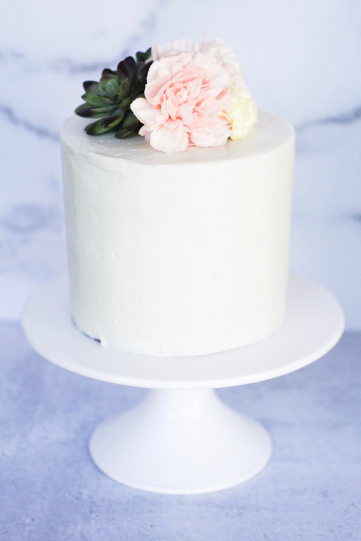 Lemon cake decorated with carnations and succulents | Fiestanosiesta.com