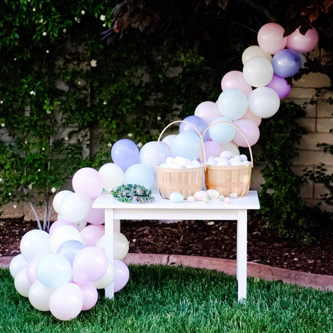 Easter party balloon garland | Fiestanosiesta.com