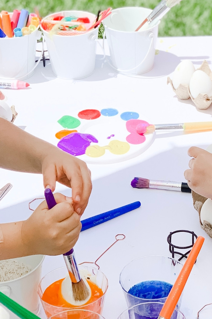 Painting egg for Easter | Fiestanosiesta.com 