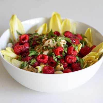 Belgian endive, mascarpone cheese, mint and raspberry summer salad recipe | Fiestanosiesta.com