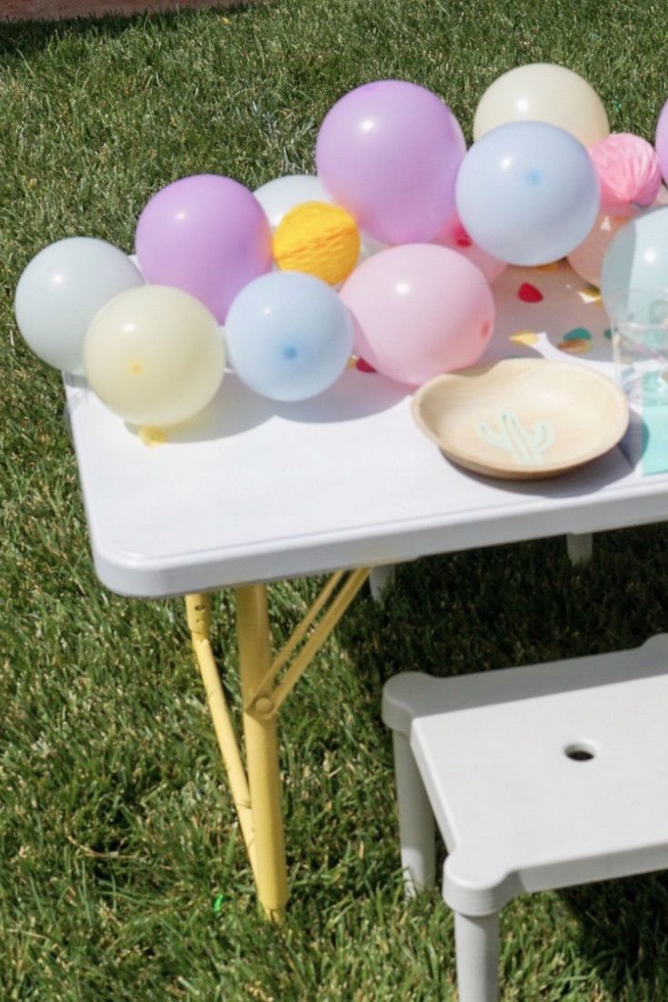 Makeover to a plastic folding table | DIY Kids table | Fiestanosiesta.com