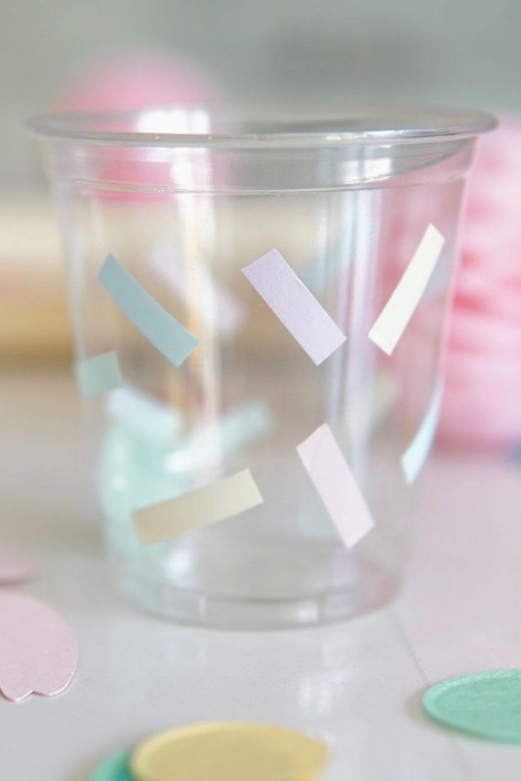 DIY confetti plastic cups with washi tape | Washi tape party decor | Fiestanosiesta.com 