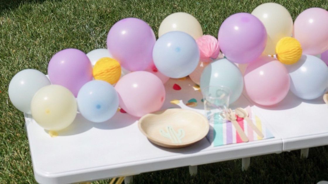 balloon table garland for a summer party | Fiestanosiesta.com