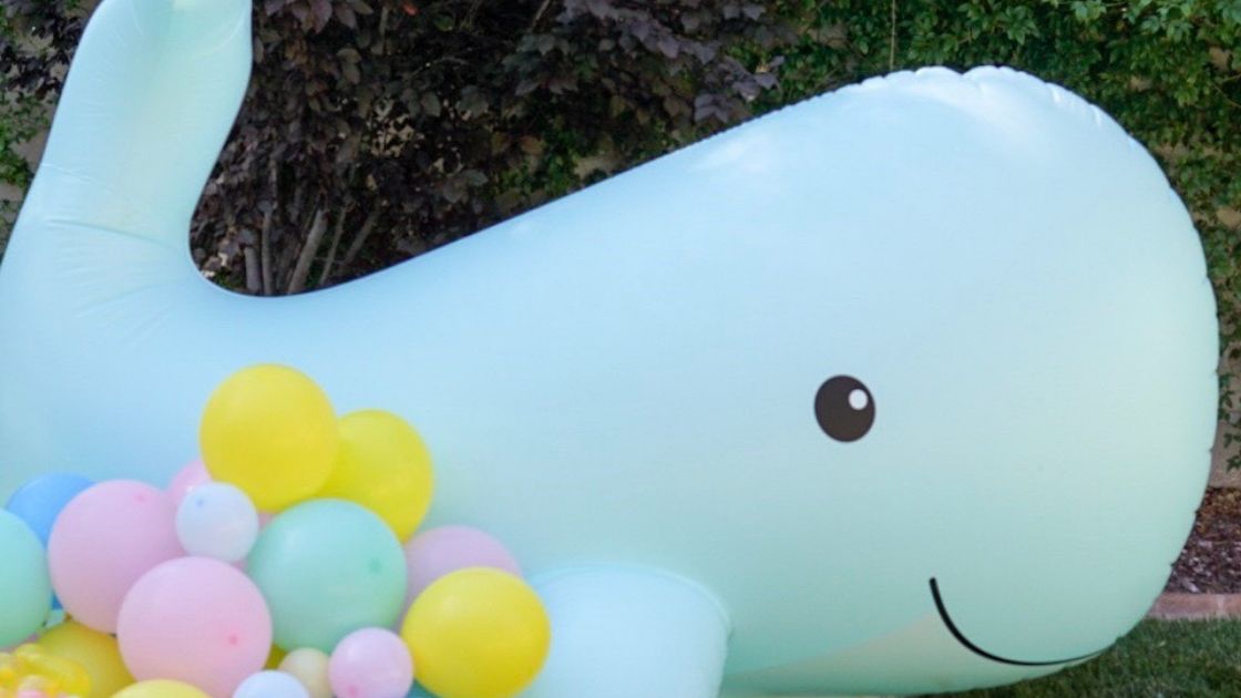 Whale sprinkler for a fun backyard summer party | Fiestanosiesta.com