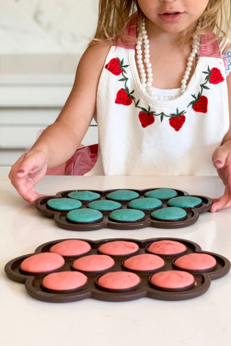 Make red, white, and blue ice cream sandwiches for the 4th of July. | Fiestanosiesta.com 