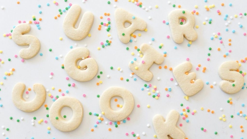 Vanilla almond cut out sugar cookies | Galletas de vainilla y almendra | Fiestanosiesta.com