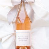 Printable stylish wine bottle labels for Mother's Day. Use a bow to instead of a gift bag. Etiquetas de vino para el Dia de las Madres.