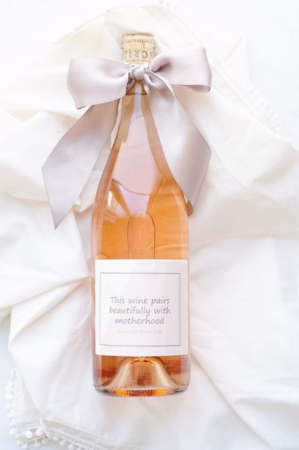 Printable stylish wine bottle labels for Mother's Day. Use a bow to instead of a gift bag. Etiquetas de vino para el Dia de las Madres.