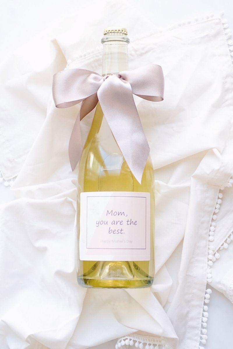 Printable stylish wine bottle labels for Mother's Day. Use a bow to instead of a gift bag.