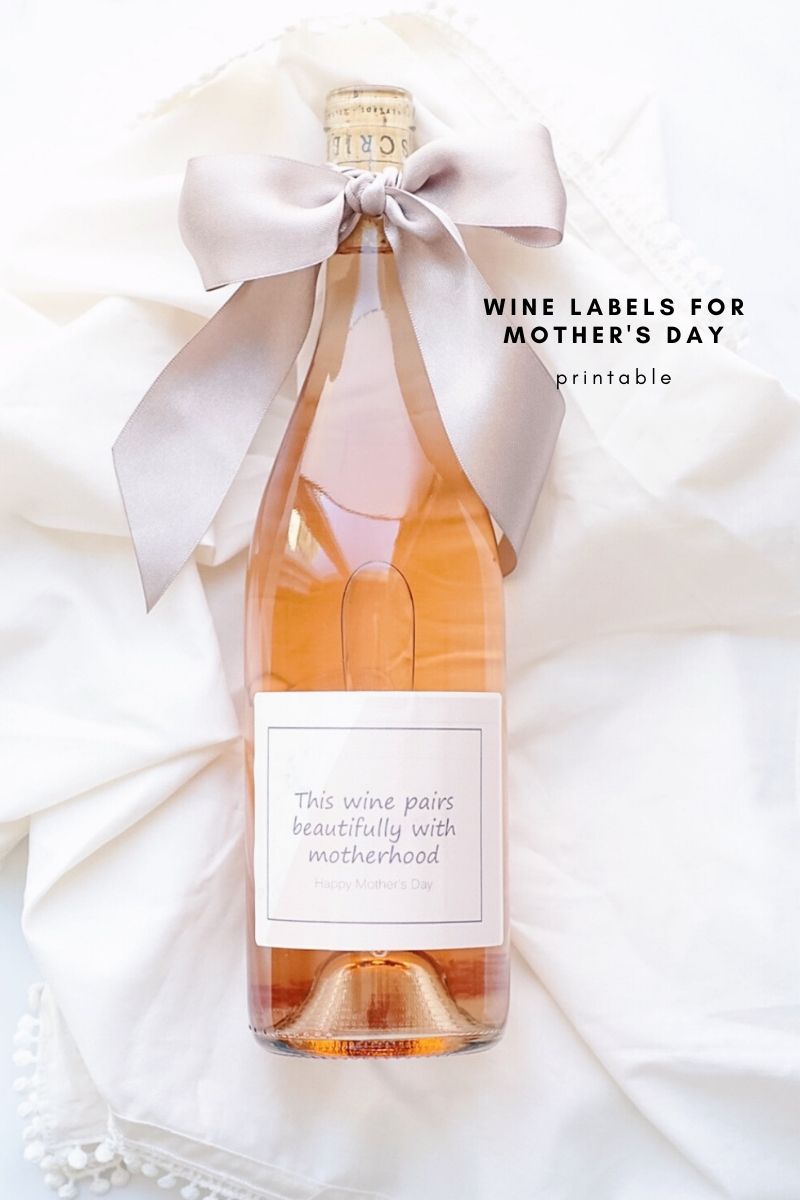 Printable stylish wine bottle labels for Mother's Day. Use a bow to instead of a gift bag. Etiquetas de vino para el Dia de las Madres.