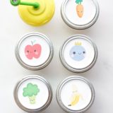 How to make doll food jars with color and scent. Printable labels included | Como hacer comidita para muñecas