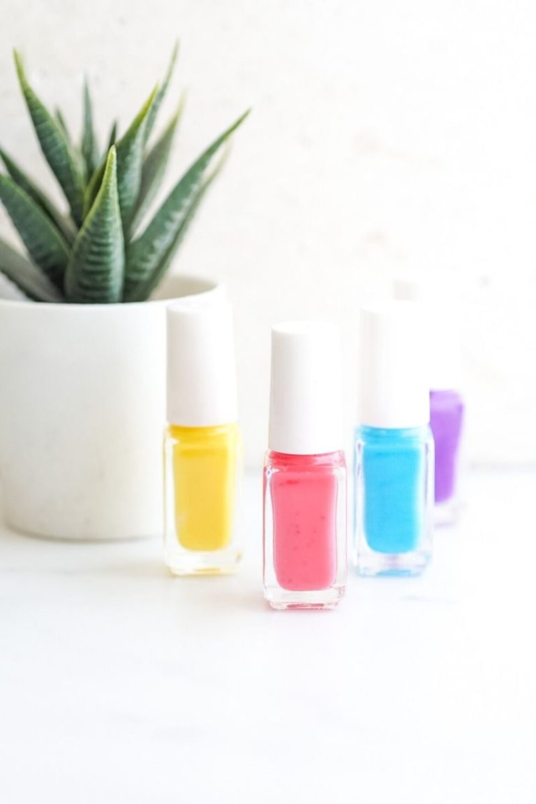 How to make kids nail polish at home with only two ingredients. | non-toxic | | Como hacer pintura de unas para ninas.