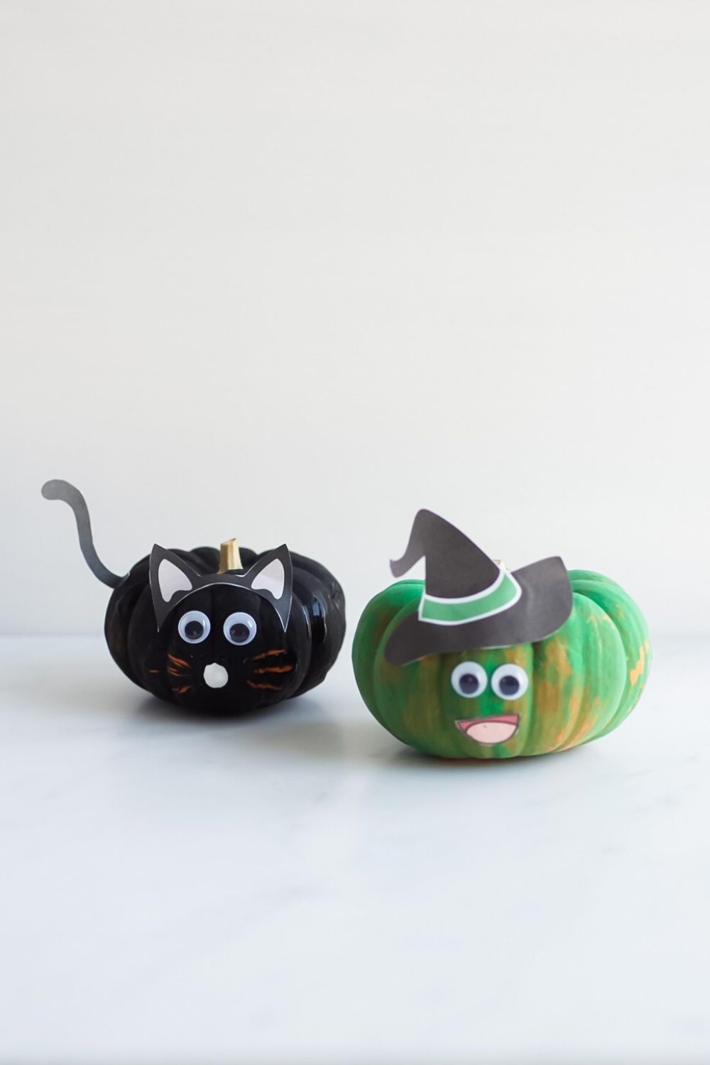 Mini pumpkin witch + cat | Free printable to decorate treat cup and mini pumpkin.