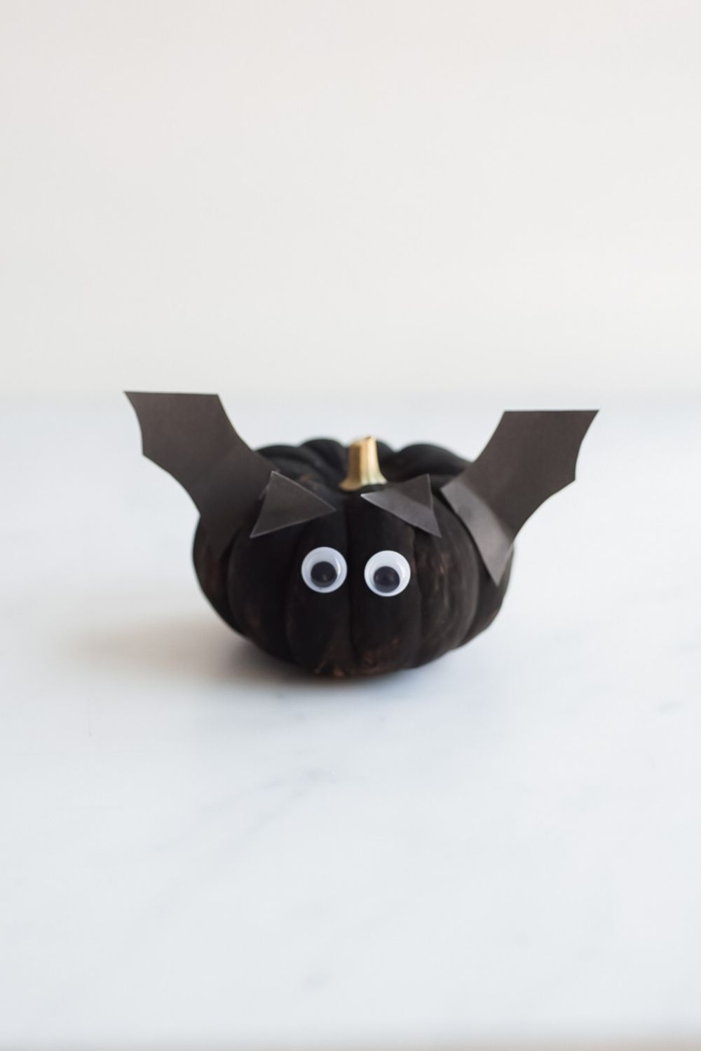 Mini pumpkin bat - Free printable to decorate treat cup and mini pumpkin.