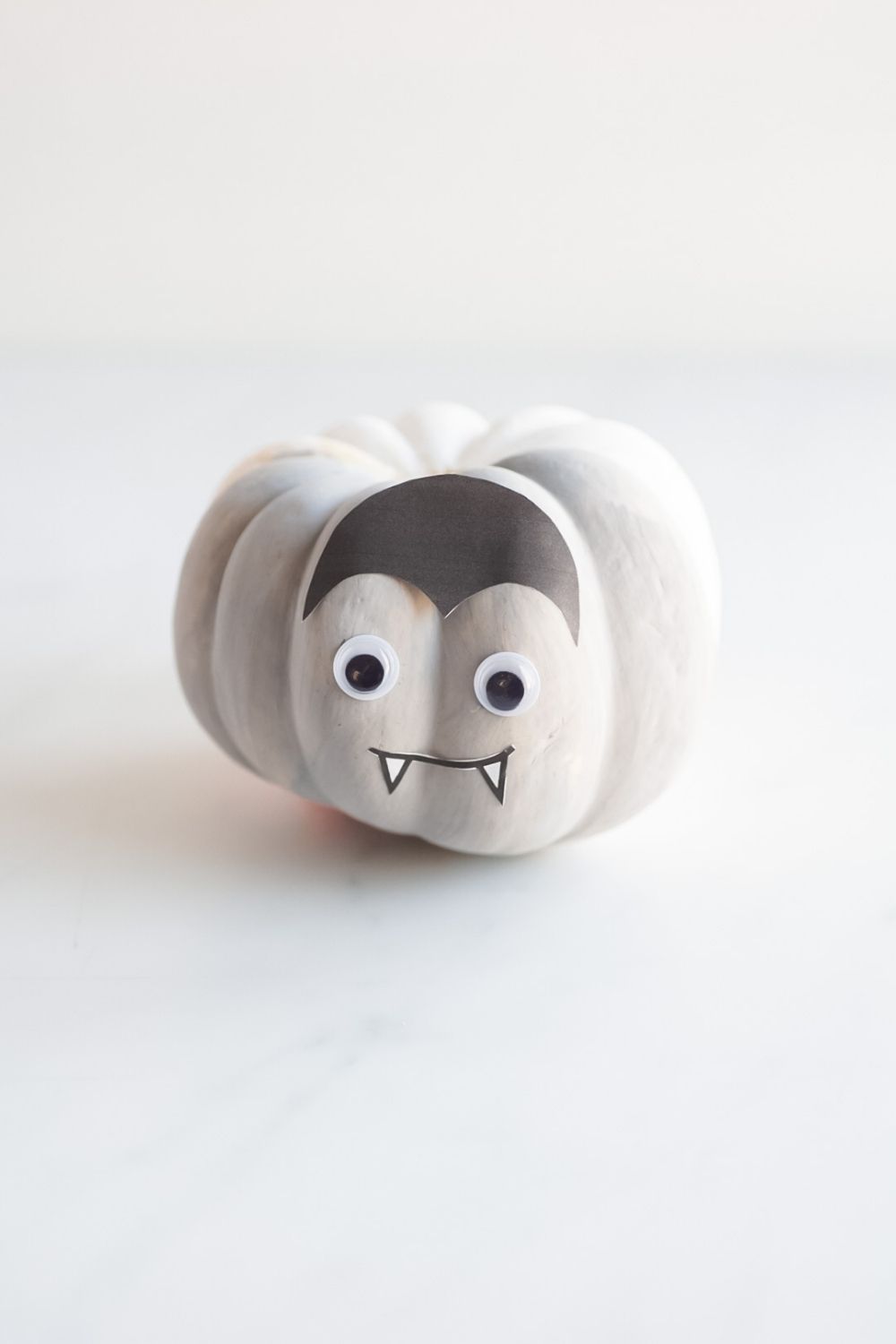 Mini pumpkin vampire | Free printable to decorate treat cup and mini pumpkin.