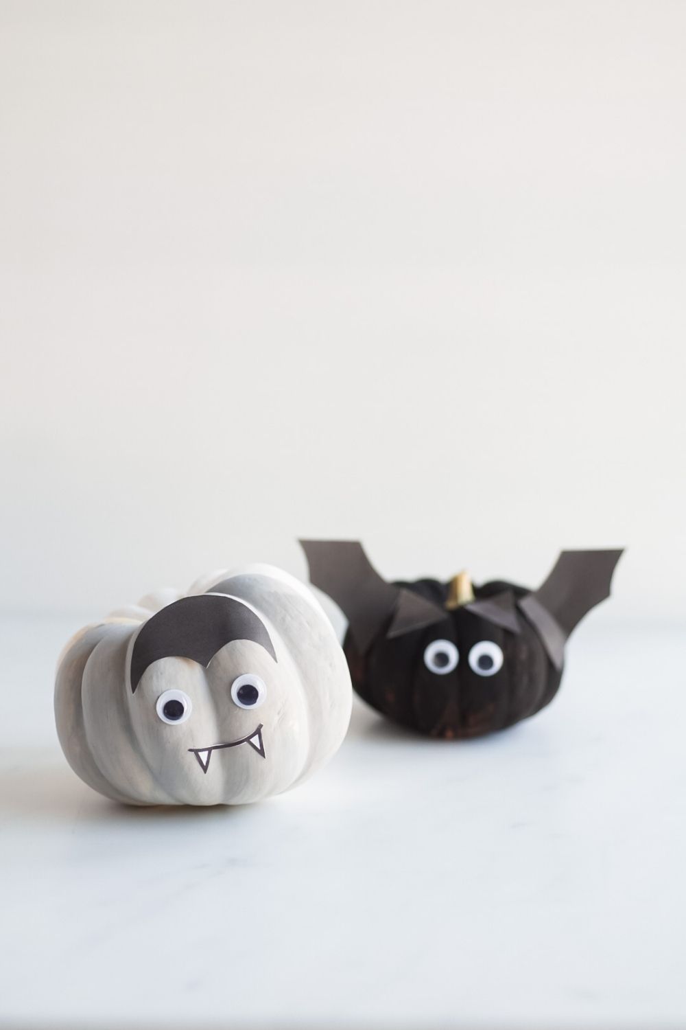 Mini pumpkin vampire +bat | Free printable to decorate treat cup and mini pumpkin.