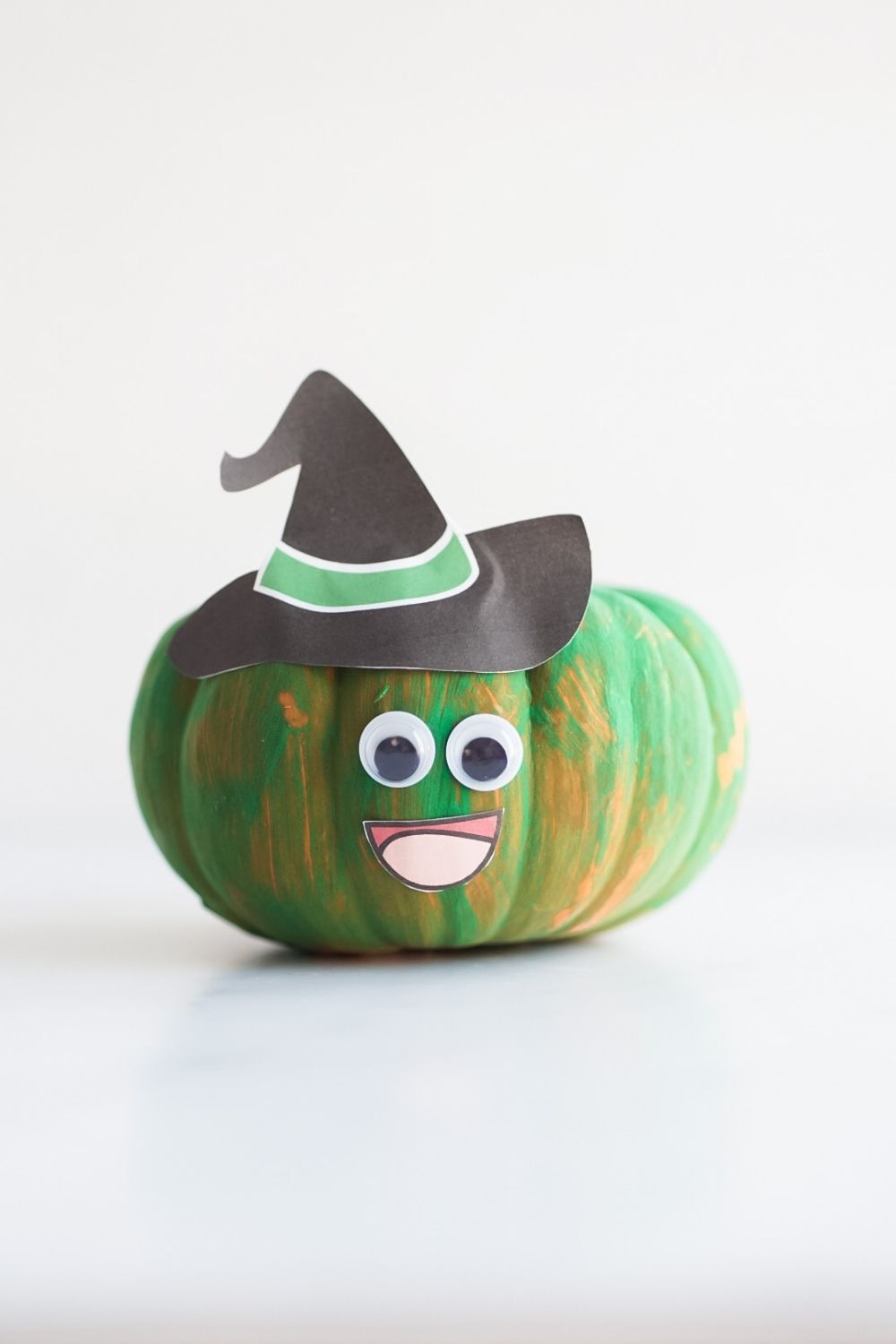 Mini pumpkin witch | Free printable to decorate treat cup and mini pumpkin.