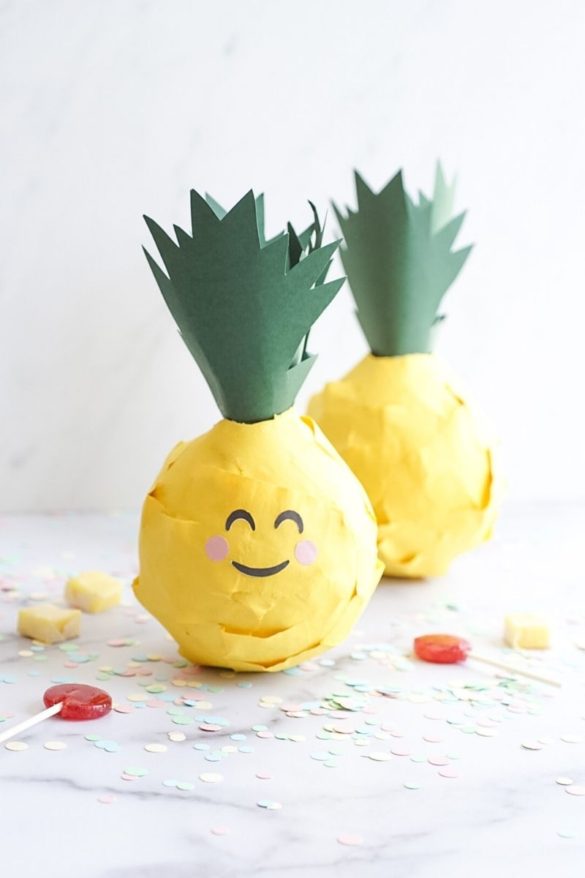 The easiest way to make pineapple pinatas. Download included. Piñatas de piña.