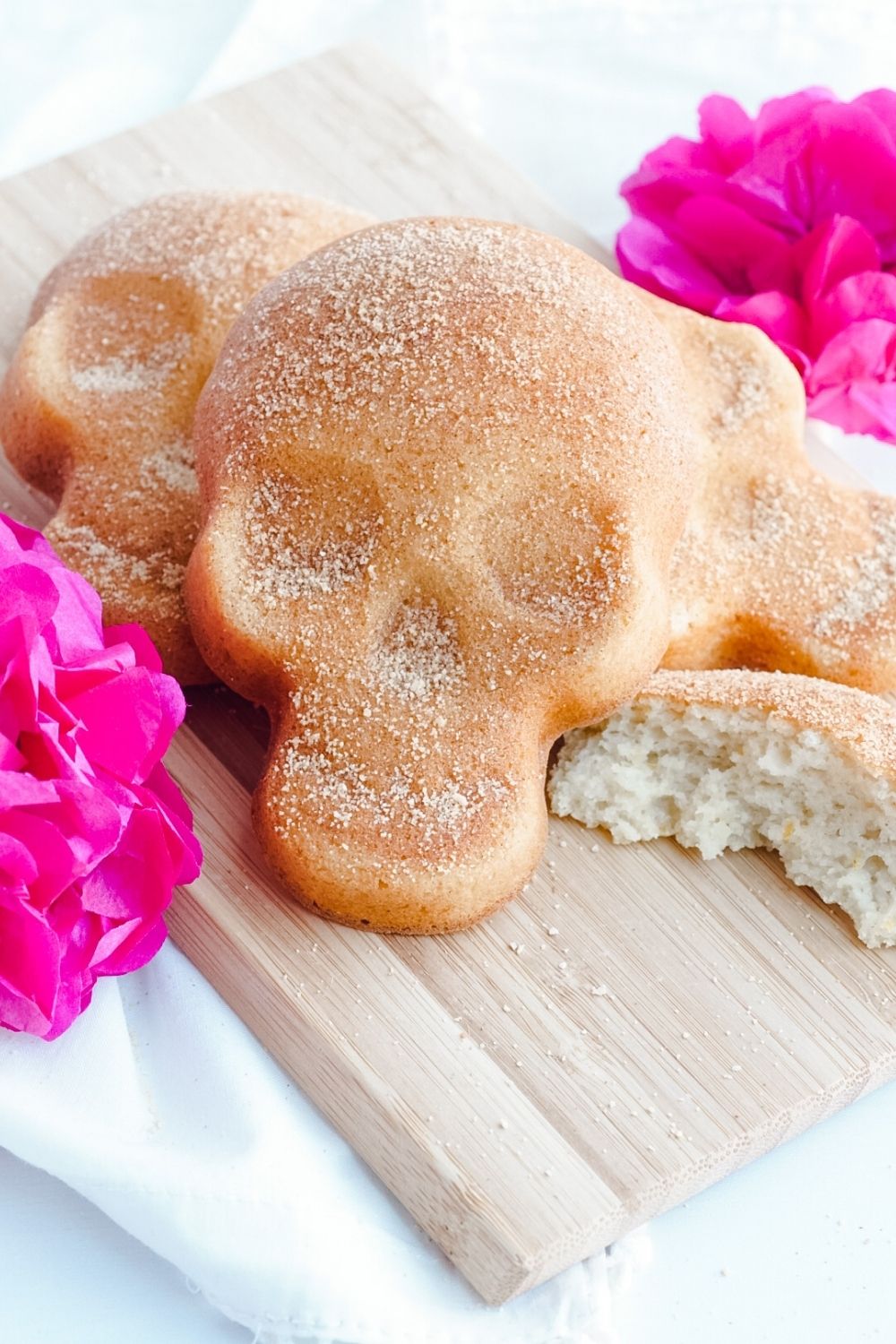 Delicious Paleo Day of the Day Bread skulls. Receta para hacer Pan de Muerto Paleo.