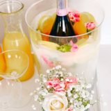 How to make Floral and Fruity Ice Buckets | Fiestanosiesta.com | balde de hielo con flores y frutas