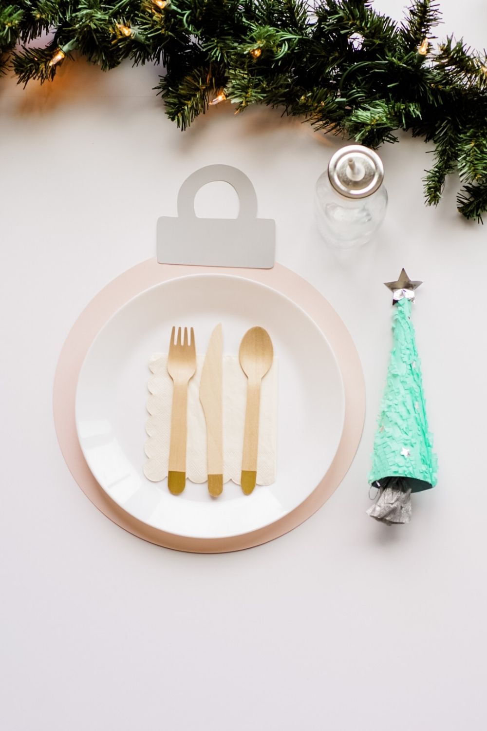 DIY Colorful Christmas Ornament Placemats | Esferas de papel para decorar la mesa de navidad