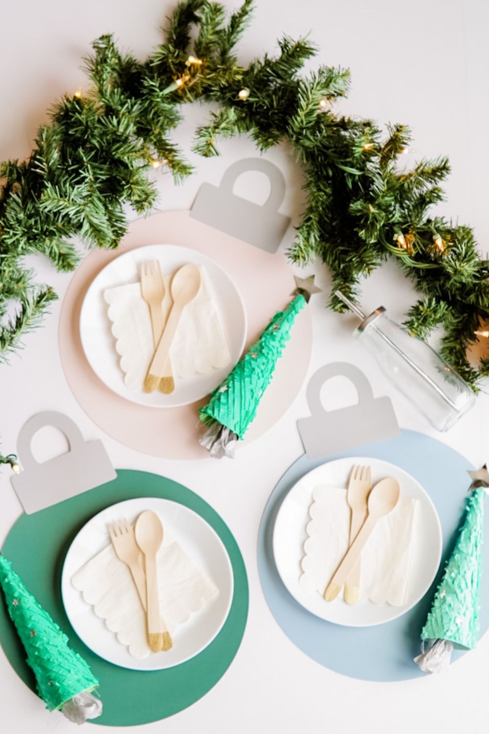 DIY Colorful Christmas Ornament Placemats | Esferas de papel para decorar la mesa de navidad