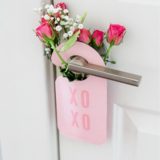 DIY Valentine's Day door hangers with pocket for something special - XOXO | Dia de San Valentin - Letrero para la puerta