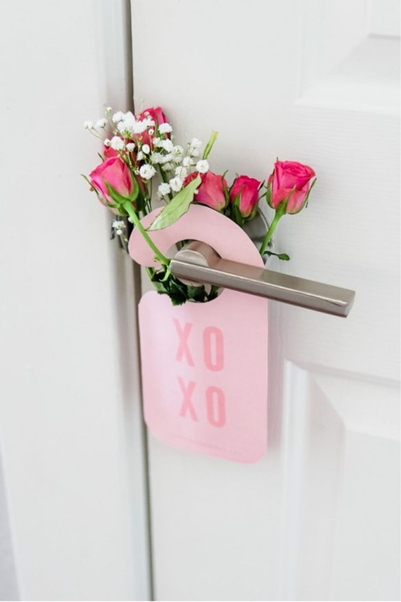 DIY Valentine's Day door hangers with pocket for something special - XOXO | Dia de San Valentin - Letrero para la puerta