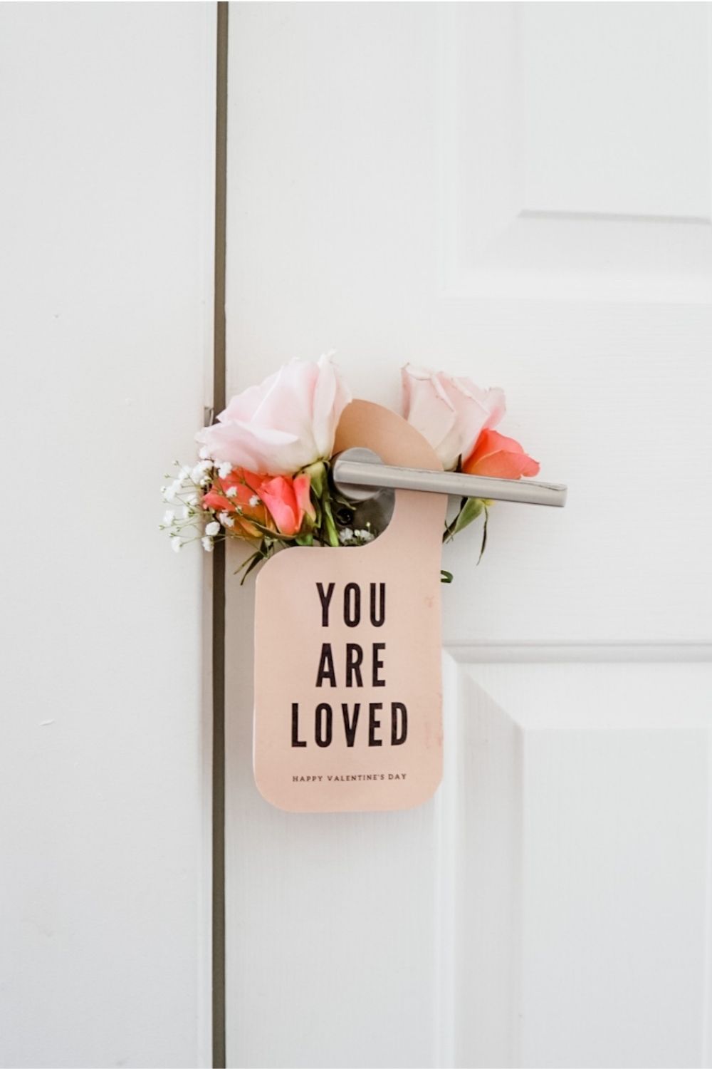 DIY Valentine's Day door hangers with pocket for something special - You are loved | Dia de San Valentin - Letrero para la puerta