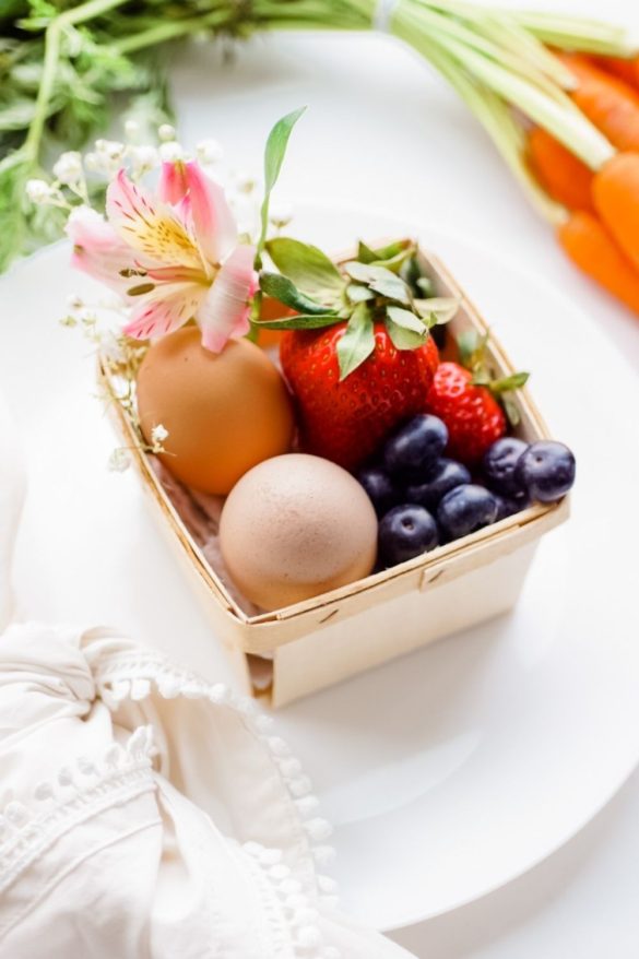 Easter breakfast baskets with fruit and hard boiled eggs that kids can decorate. | Canastitas de fruta y huevos cocidos para decorar