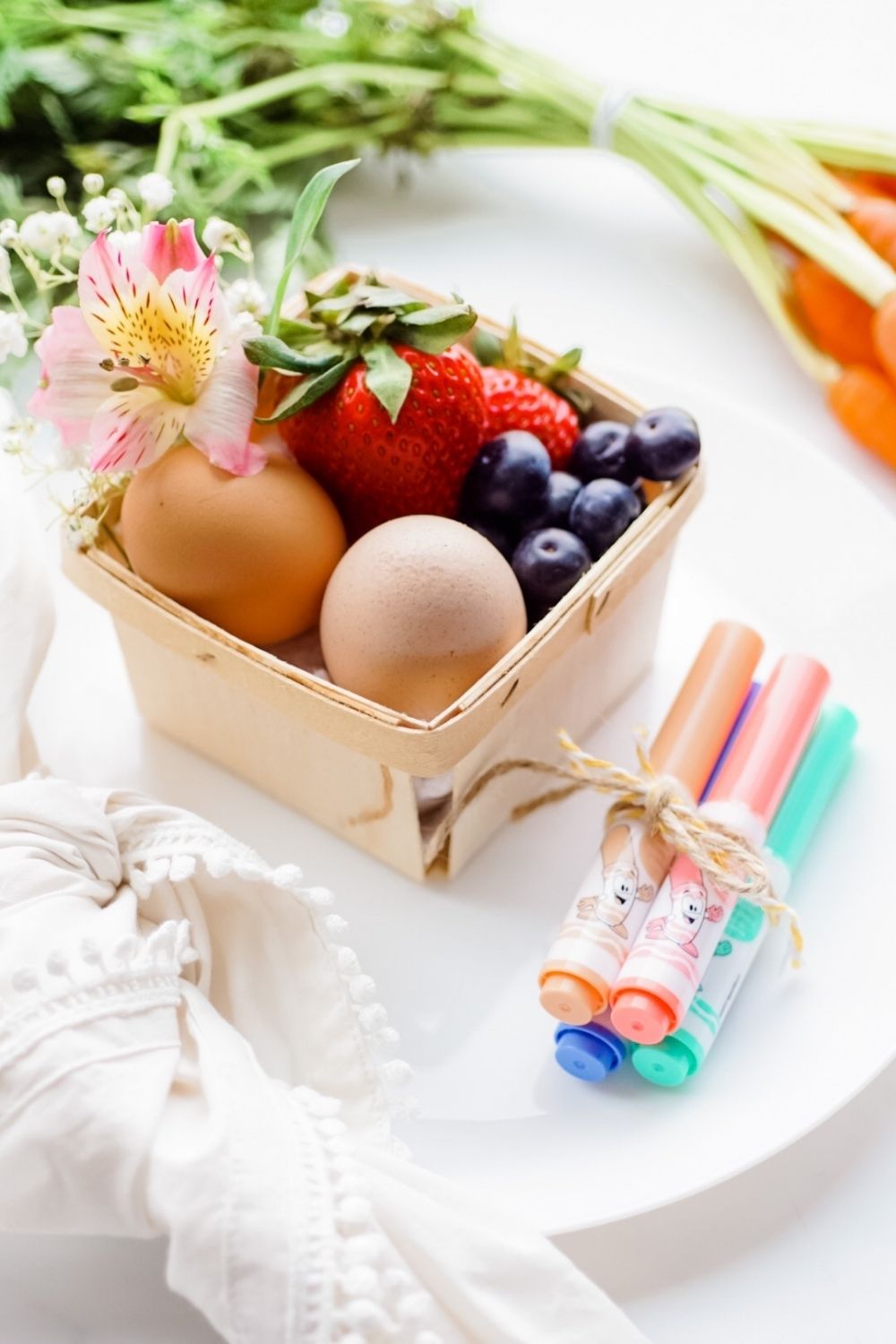 Easter breakfast baskets with fruit and hard boiled eggs that kids can decorate. | Canastitas de fruta y huevos cocidos para decorar