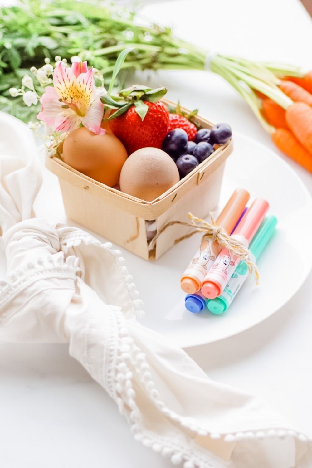 Easter breakfast baskets with fruit and hard boiled eggs that kids can decorate. | Canastitas de fruta y huevos cocidos para decorar