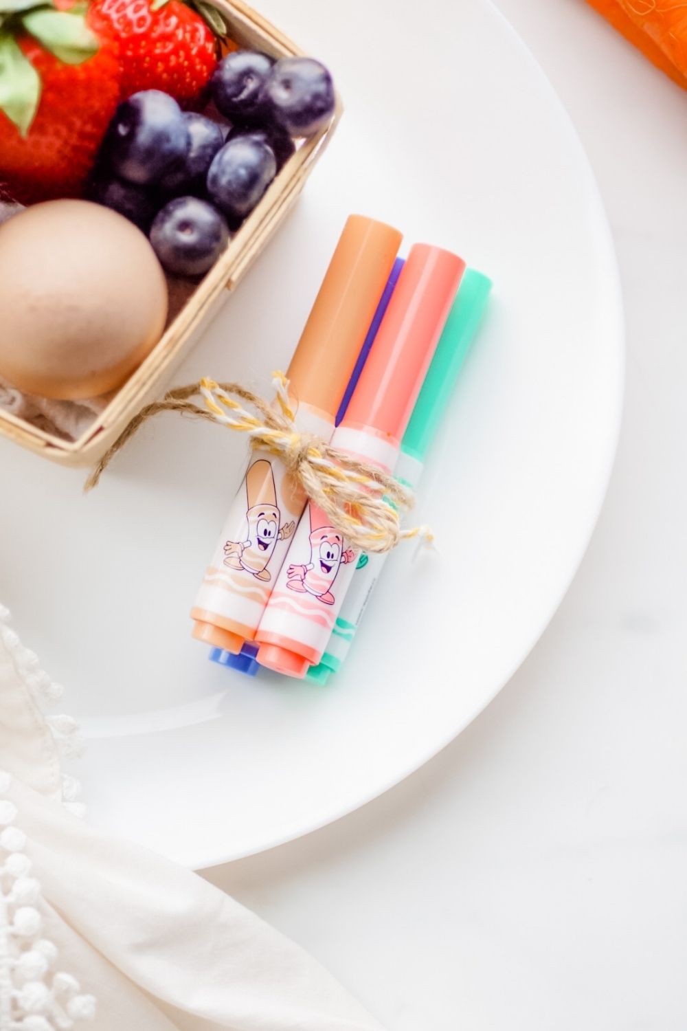 Easter breakfast baskets with fruit and hard boiled eggs that kids can decorate. | Canastitas de fruta y huevos cocidos para decorar