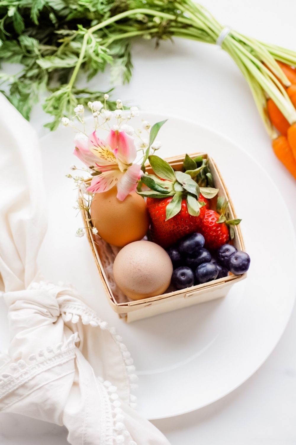 Easter breakfast baskets with fruit and hard boiled eggs that kids can decorate. | Canastitas de fruta y huevos cocidos para decorar